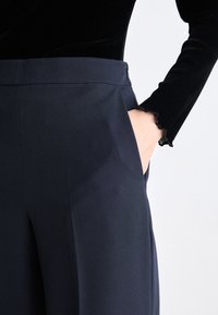 BOSS TILEPA - Auduma bikses - dark blue