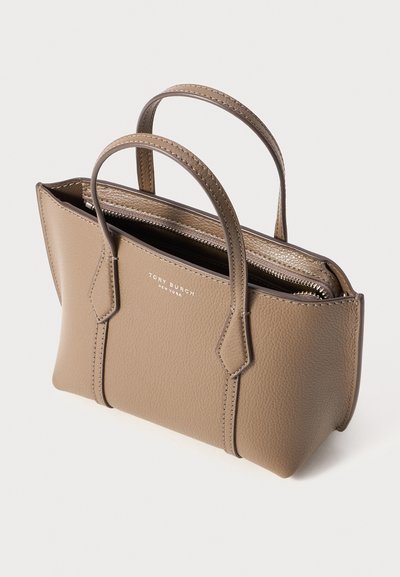 Lille taupe læderhåndtaske med to top håndtag, lynlåslukning og en struktureret design; har logodetaljer på forsiden.