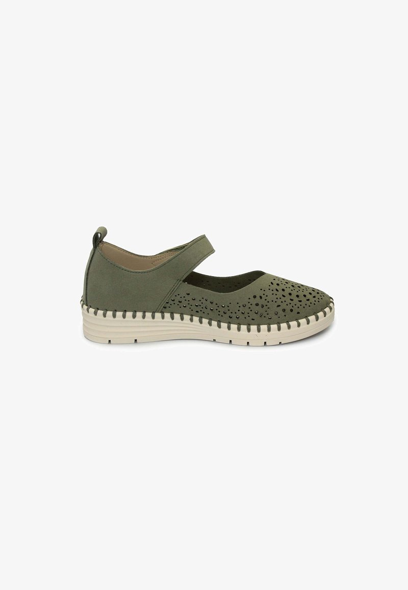 Scarpa verde in suede con design perforato, cinturino regolabile, suola in gomma bianca e dettagli cuciti lungo il bordo.