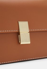 Vero Moda VMTARA CROSS OVER - Skuldertasker - cognac