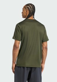 Zelené športové tričko s krátkym rukávom, vyrobené z priedušného materiálu, s hladkým povrchom, vo voľnom strihu a s jemným švom.