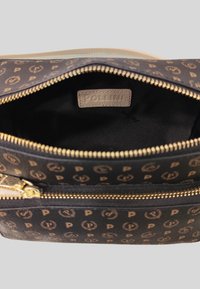 Borsa a tracolla nera con motivo e hardware dorato, dotata di zip. Interno con rivestimento liscio nero. Etichetta con logo visibile all'interno.