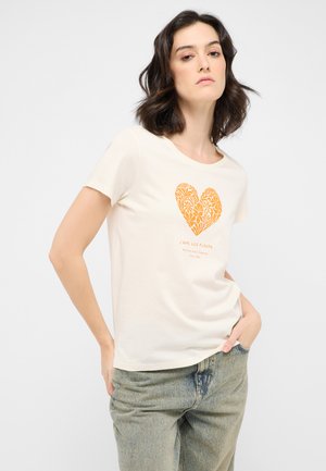 Cremfarbendes Baumwoll-T-Shirt mit einem orangefarbenen floralen Herzdesign und Text darunter. Kurze Ärmel und ein runder Halsausschnitt. Lässige Passform.