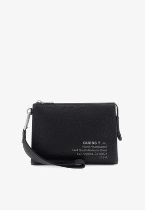 Portafoglio da polso in pelle nera con texture a grana, ferramenti in argento, chiusura con cerniera e dettagli con logo in rilievo sul davanti.