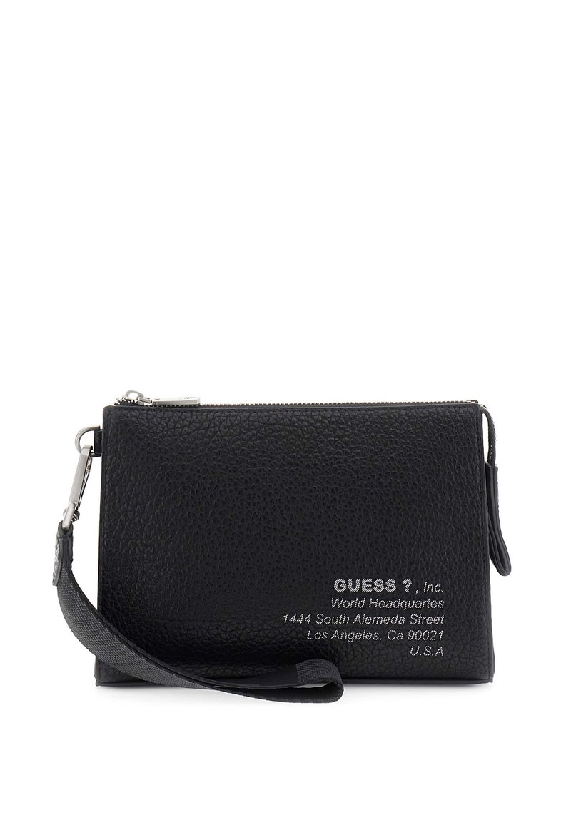 Czarny portfel na nadgarstek z licowej skóry o ziarnistej fakturze, z srebrnymi okuciami, zamkiem błyskawicznym i tłoczonym logo na przedzie.