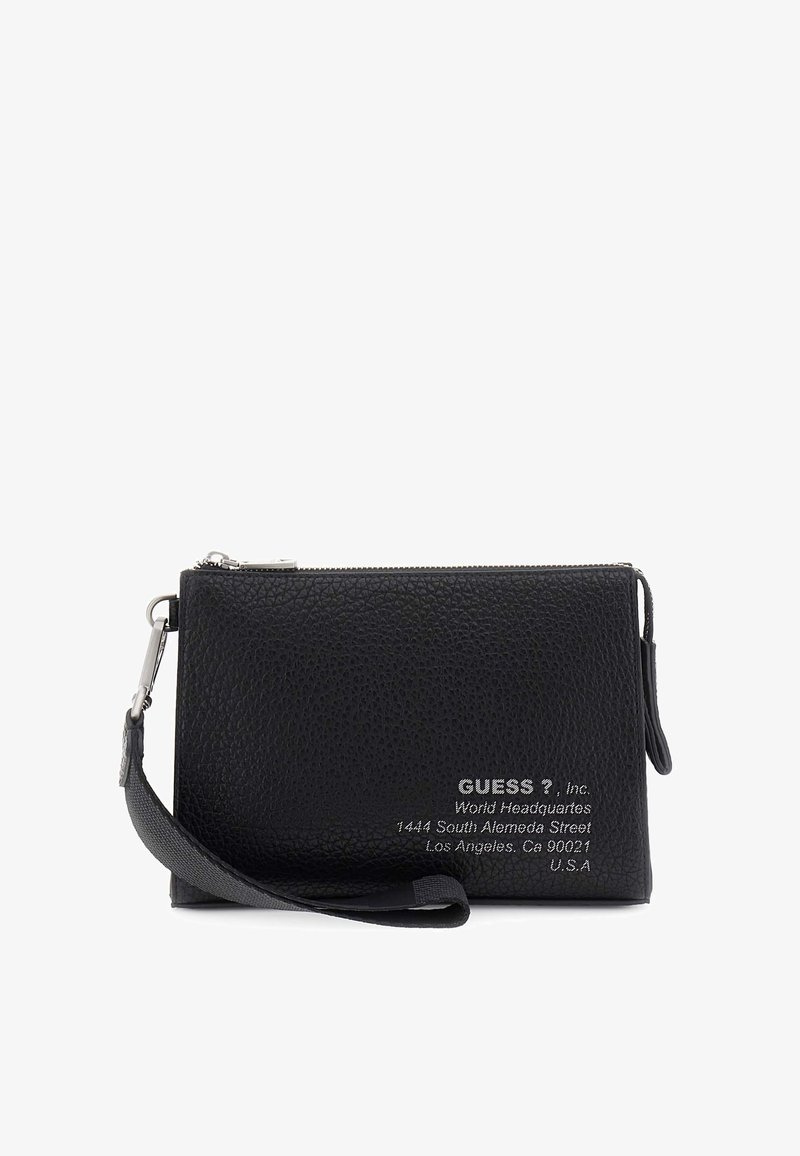 Czarny portfel na nadgarstek z licowej skóry o ziarnistej fakturze, z srebrnymi okuciami, zamkiem błyskawicznym i tłoczonym logo na przedzie.