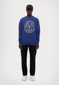 Versace Jeans Couture EMBLEM THICKFOIL  - Sweatshirt - steelblue/blue/gold