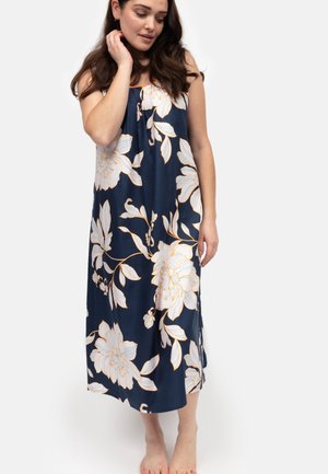 Abito floreale blu navy con fiori bianchi e arancioni, design senza maniche, lunghezza fino al polpaccio, tessuto fluido, fessure laterali per facilitare il movimento.