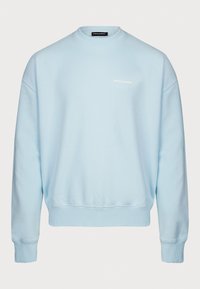 Sudadera de algodón azul claro con cuello redondo, puños y dobladillo acanalados. Presenta un pequeño logo blanco en el pecho. Textura suave.