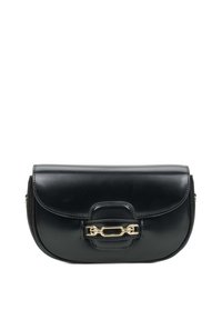 Czarna skórzana torebka o krzywej sylwetce, zapięcie z złotym okuciem i gładką teksturą. Posiada klapkę i pasek na ramię.
