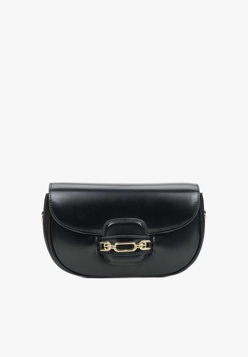 Czarna skórzana torebka o krzywej sylwetce, zapięcie z złotym okuciem i gładką teksturą. Posiada klapkę i pasek na ramię.