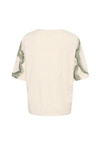 Camiseta de color crema de manga corta con un ajuste relajado; detalles en verde oliva con un patrón en las mangas; tejido suave con una textura lisa.