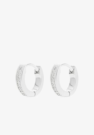 Paar kleine silberne Creolen mit einer Reihe eingearbeiteter klarer Edelsteine entlang der Vorderkante.