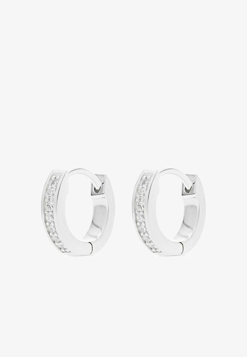 Coppia di piccoli orecchini a cerchio in argento con una fila di pietre preziose trasparenti incastonate lungo il bordo anteriore.