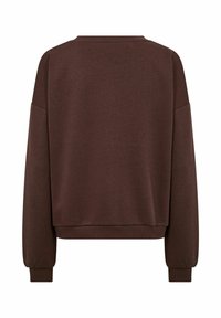 Bruine sweatshirt, gemaakt van zachte stof, heeft een ronde hals en ribbelmanchetten. Het ontwerp is eenvoudig, zonder zichtbare patronen of accenten.