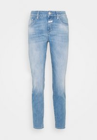 Jean slim bleu clair avec légère décoloration, bouton frontal, fermeture éclair, passants de ceinture et poches avant.