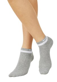 Graue Knöchelsocken mit weißen Bündchen und einem Logo. Hergestellt aus weichem Stoff, mit einem schlichten Design und einer engen Passform für Komfort.