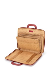 Czerwona skórzana teczka z gładkim wykończeniem, beżowe wnętrze z wieloma kieszeniami i organizatorami, wytłoczone logo oraz podwójne uchwyty.