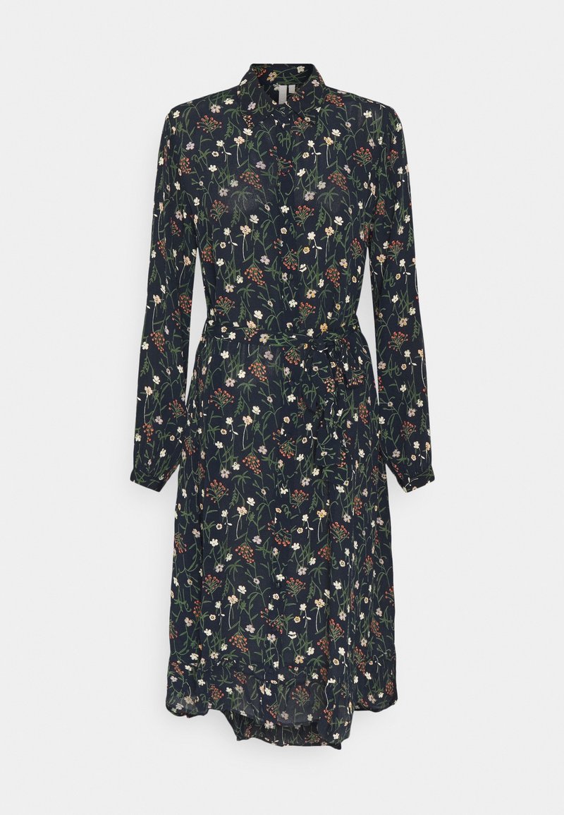 Blommigt tryckklänning med långa ärmar, krage och knytmidja. Mörk bakgrund med vita och färgglada blommönster, lättviktig tyg.