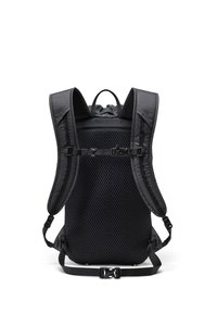 Sac à dos noir avec une texture en mesh, larges bretelles rembourrées, doubles sangles de poitrine et une poignée de transport sur le dessus. Design minimaliste sans logos visibles.