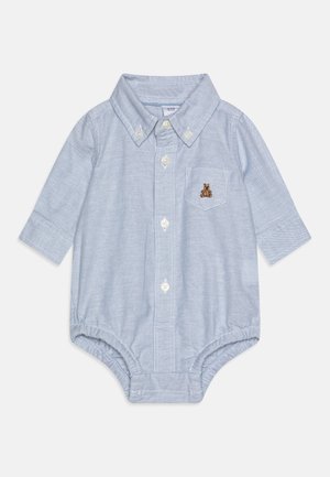 Bodysuit de manga longa azul claro, em tecido de algodão, com colarinho pontudo, fecho de botão e um pequeno urso bordado no bolso do peito.