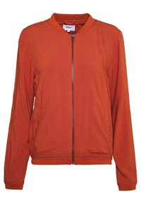 Červená bomber bunda se zipem vpředu, žebrovaným límcem a manžetami a postranními kapsami. Vyrobena z lehkého materiálu s hladkou texturou.