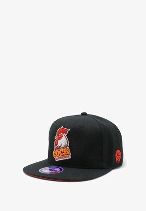Musta snapback-lippis, jonka etuosassa on punavalkoinen tikattu kukko, pyöreä logopatch ja lipan punaiset korostukset.