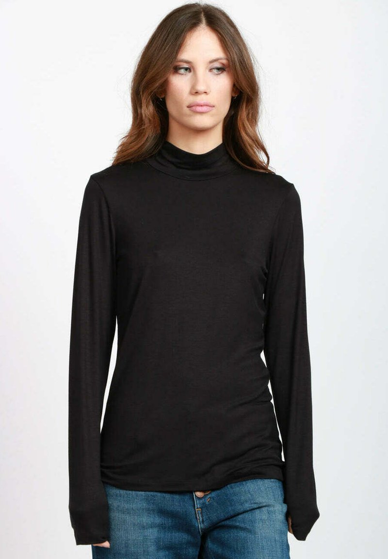 Top nero a maniche lunghe con collo a imbuto, realizzato in un tessuto morbido ed elasticizzato. Presenta un design aderente, una texture liscia e un collo alto.