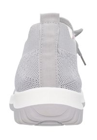 Sneaker grigia in maglia con una tomaia testurizzata, suola bianca imbottita e un gommino sul retro per facilitare l'indossamento. Design minimalista con accenti lisci.