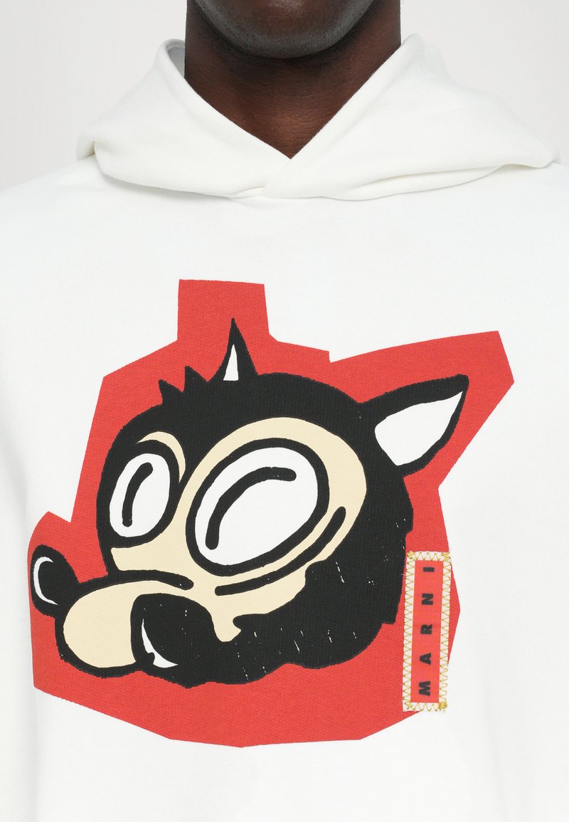Hvid hoodie med et stort, sort og beige tegneserie dyr grafik på en rød baggrund, med et Marni brandmærke på siden.
