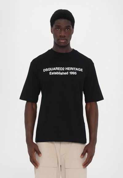 Schwarzes Baumwoll-T-Shirt mit kurzen Ärmeln, mit weißem Text "DSQUARED2 HERITAGE Established 1995" auf der Vorderseite. Schlicht, lässiger Schnitt.