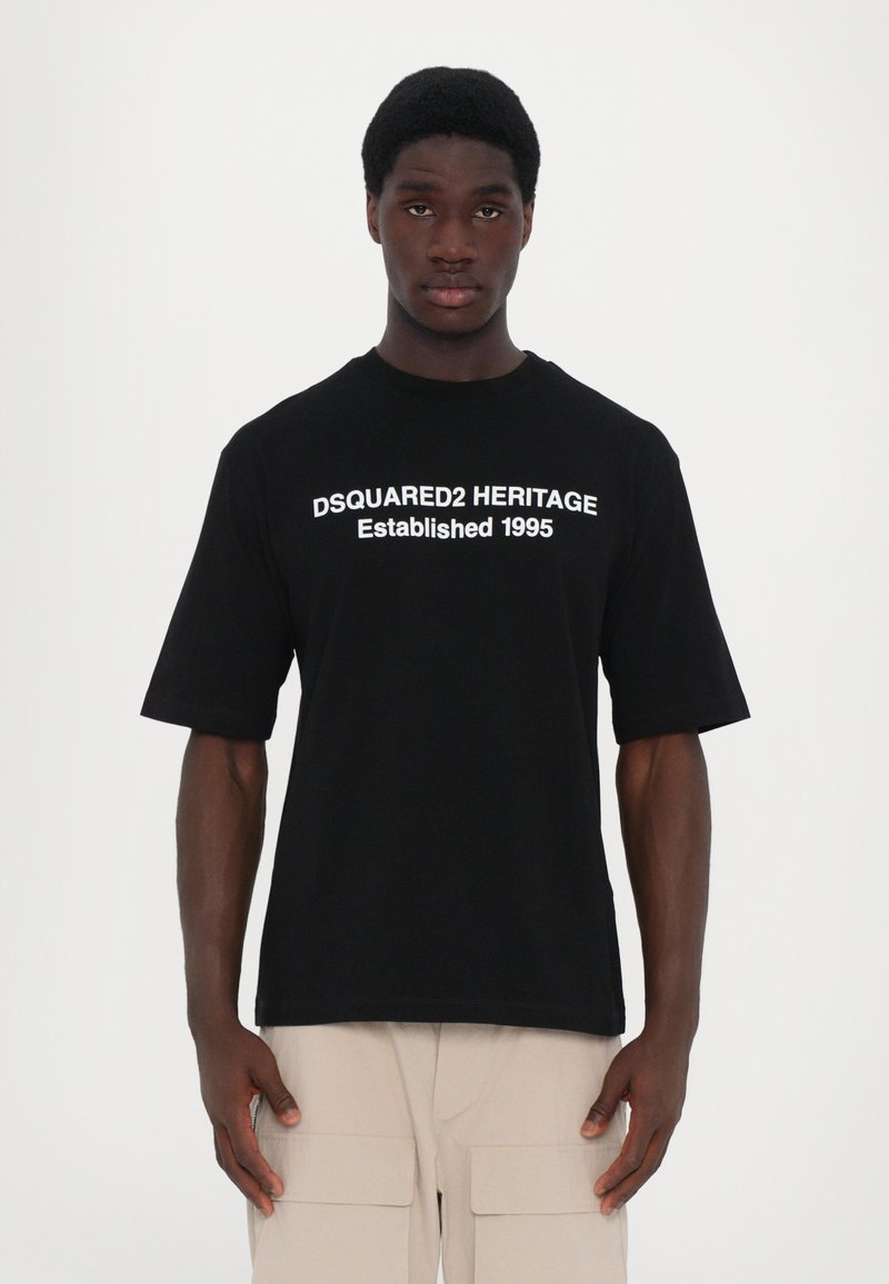Schwarzes Baumwoll-T-Shirt mit kurzen Ärmeln, mit weißem Text "DSQUARED2 HERITAGE Established 1995" auf der Vorderseite. Schlicht, lässiger Schnitt.