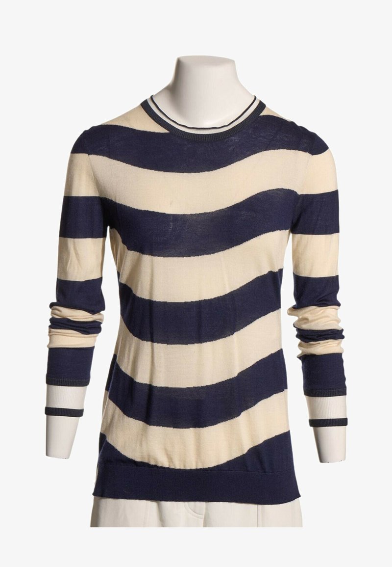 Pull à manches longues avec larges rayures horizontales irrégulières bleu marine et crème, présenté sur un buste de mannequin blanc.