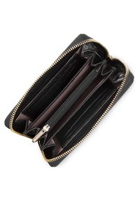 Portefeuille noir avec un extérieur texturé, fermeture éclair dorée, plusieurs emplacements pour cartes et un compartiment central zippé pour les pièces ou les petits objets.
