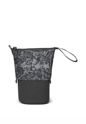 Schwarz-graue Reißverschlusstasche mit weißem, graffitiartigem Text und Symbolen, Handschlaufe sowie "Satch"-Markierung auf dem Stoffetikett und der Vorderseite.