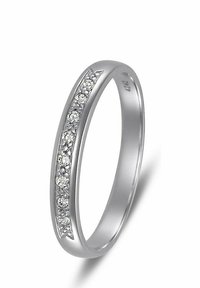 Platinring mit einem glatten Band, das eine Reihe von sieben kleinen Diamanten enthält, die in einem Kanal entlang einer Seite eingesetzt sind. Polierte Oberfläche, minimalistisches Design.