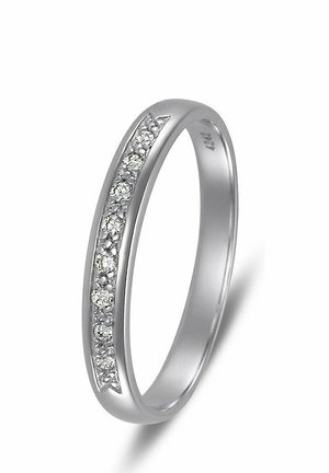 Platinring mit einem glatten Band, das eine Reihe von sieben kleinen Diamanten enthält, die in einem Kanal entlang einer Seite eingesetzt sind. Polierte Oberfläche, minimalistisches Design.