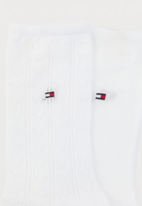 Λευκές βαμβακερές κάλτσες με υφή και μικρό λογότυπο σε κόκκινο, λευκό και μπλε. Μανσέτες με ριμπ ύφανση για άνετη εφαρμογή.