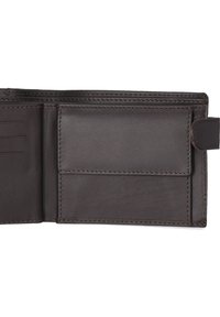 Bruine leren portemonnee met meerdere kaartsleuven en een gladde textuur. Voorzien van nauwkeurige stiksels en een veilige sluitingsflap.