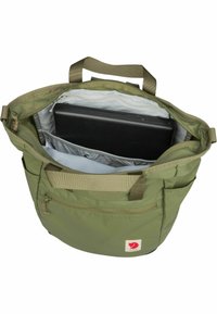 Bolsa tote verde oliva con cierre de cremallera, compartimento interior para portátil, bolsillo exterior y asas trenzadas. Material de nailon resistente al agua.