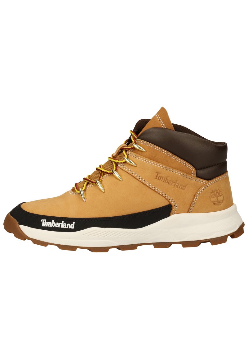 Bottes de randonnée en cuir tan avec des accents noirs, des œillets dorés et des lacets jaunes. Elles disposent d'une semelle intermédiaire blanche et d'une semelle extérieure en caoutchouc texturé pour une meilleure adhérence.