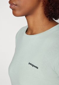 Patagonia LOGO RESPONSIBILI-TEE - Marškinėliai su spaudiniu - wispy green