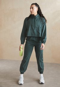 Girlfriend Collective HUMMINGBIRD HALF ZIP - Jachetă de vânt - moss