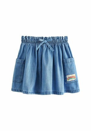 Jupe en denim bleu avec taille élastique, lien à l'avant, deux poches et un patch sur une poche avec l'inscription « Always Kind » et un motif arc-en-ciel.