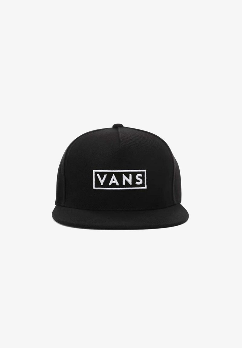 Casquette noire à visière plate avec un logo rectangulaire blanc Vans centré sur le panneau avant sur un fond blanc.