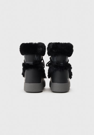 Bocanci negri căptușiți cu blană artificială, cu glezna înaltă, exterior neted de culoare neagră și talpă din cauciuc gri. Au un design cu șireturi și accente decorative din blană.