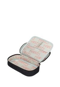 Schwarze Reißverschlusstasche mit einem hellgrauen Innenraum, der wiederholenden roten Schrift. Weiches Material mit einer strukturierten, ovalen Form und gepolsterten Bereichen.