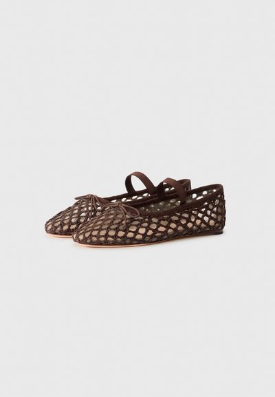 Braune Netz-Ballettschuhe mit einem netzartigen Design, ausgestattet mit einer kleinen Schleife vorne und einem schmalen Riemen über dem Fußrücken für einen sicheren Sitz.