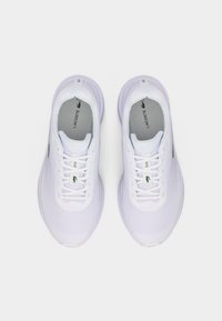 Ζευγάρι λευκά αθλητικά παπούτσια Lacoste με κορδόνια, πράσινο λογότυπο κροκοδείλου στη γλώσσα και γκρι εσωτερικές σόλες με τη σήμανση Lacoste, απεικονιζόμενα από πάνω.