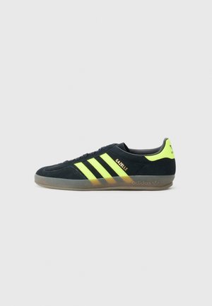adidas Originals GAZELLE INDOOR UNISEX - Zapatillas - core black/solar yellow/ftwr white